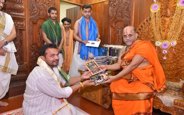 Actor Vijay Raghavendra Visits Udupi Sri Krishna Mutt - News Karnataka