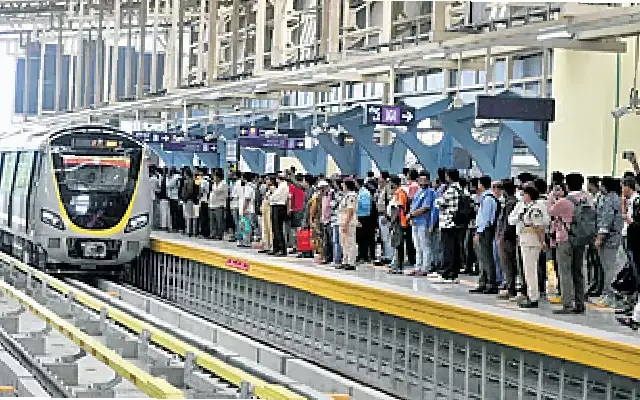 Yellow Line commuters flag lack of seating at Bengaluru Metro stations - News Karnataka