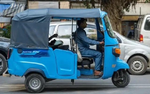 Electric autorickshaw drivers oppose zone restrictions - News Karnataka