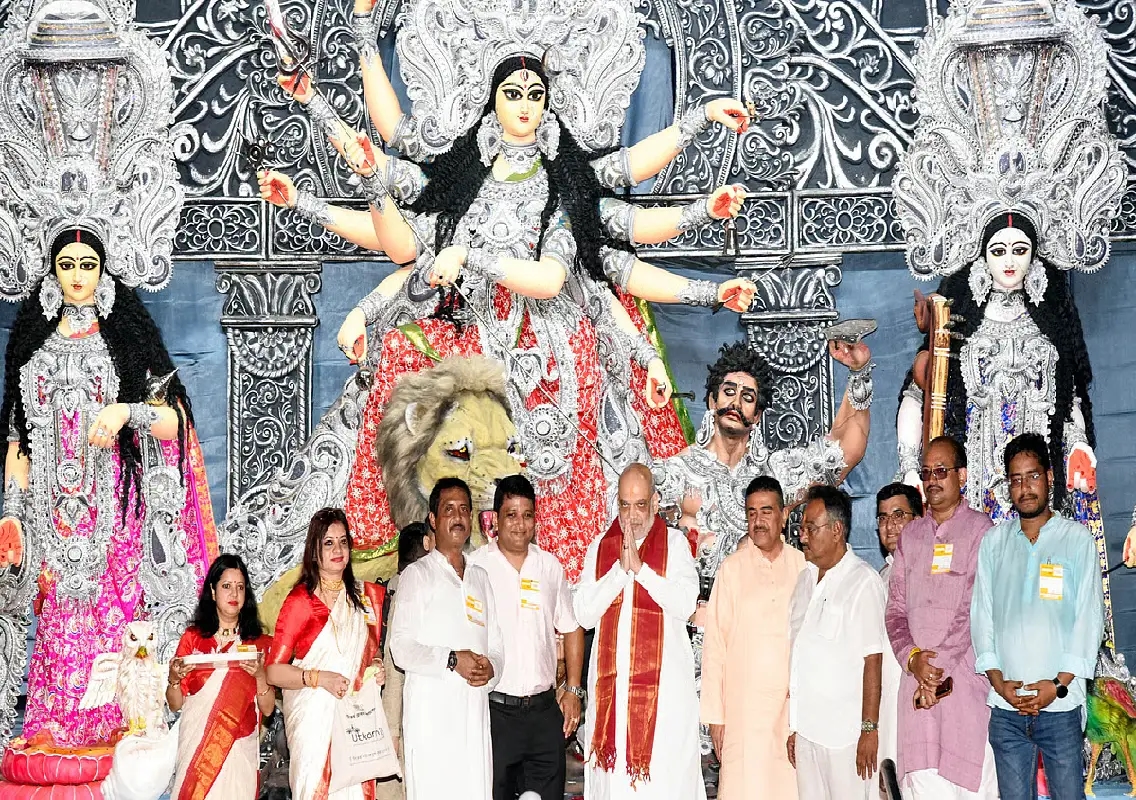Amit Shah prays at Durga Puja pandal, urges for ‘Sonar Bangla’ in 2026 polls - News Karnataka