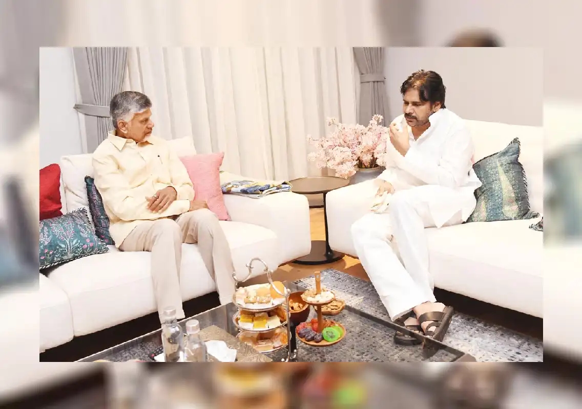 Chandrababu Naidu visits Pawan Kalyan in Hyderabad to wish him a speedy recovery - News Karnataka