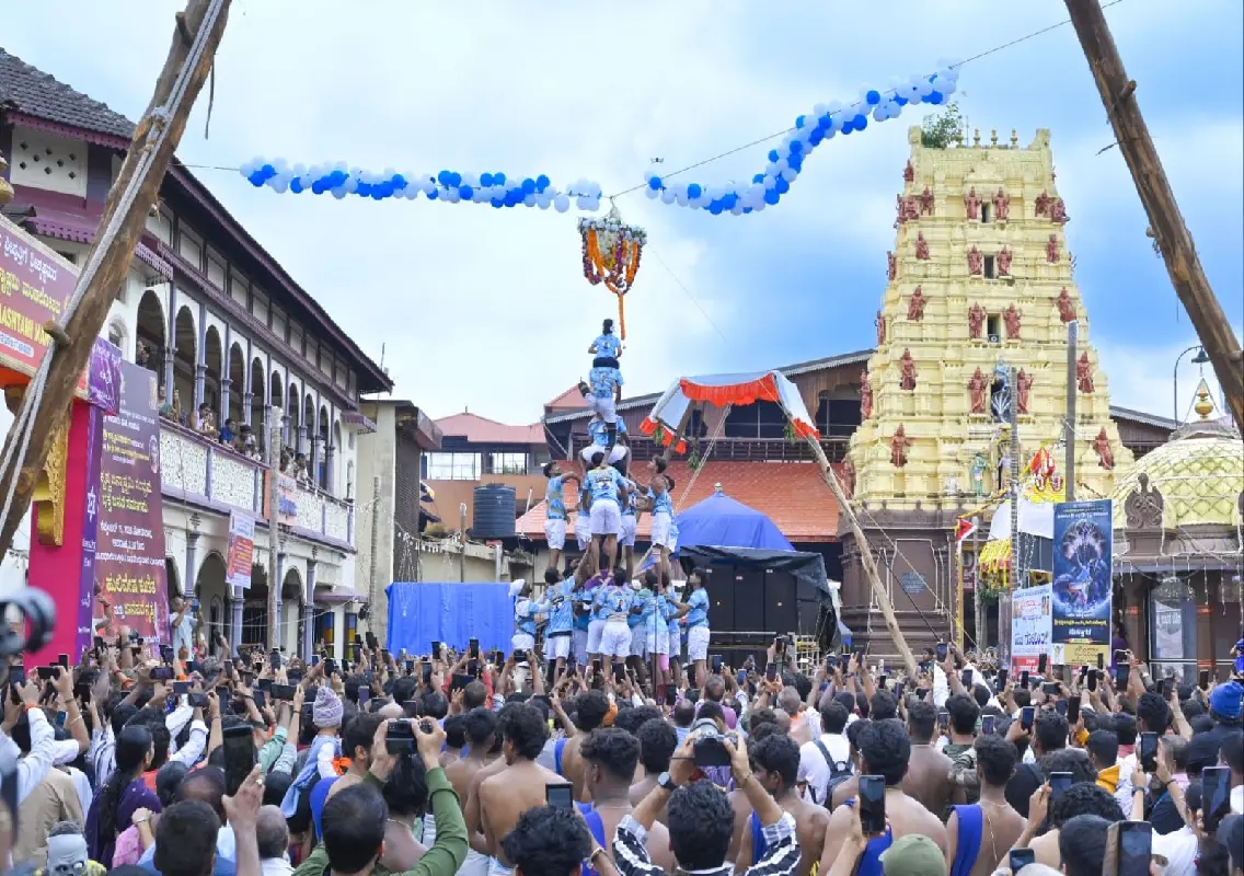 Alare Govinda troupe enthralls Udupi with Dahi Handi performances - News Karnataka