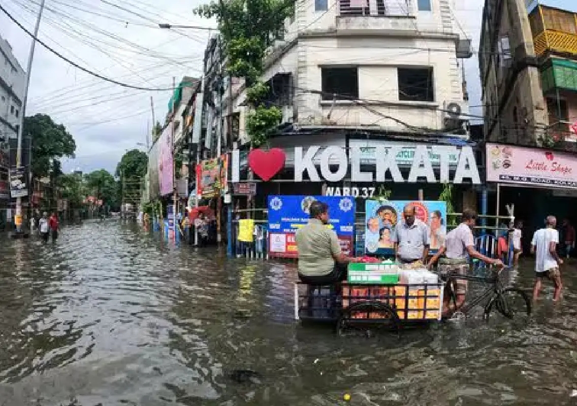 Heavy rains flood Kolkata ahead of Durga Puja, at least 12 dead - News Karnataka
