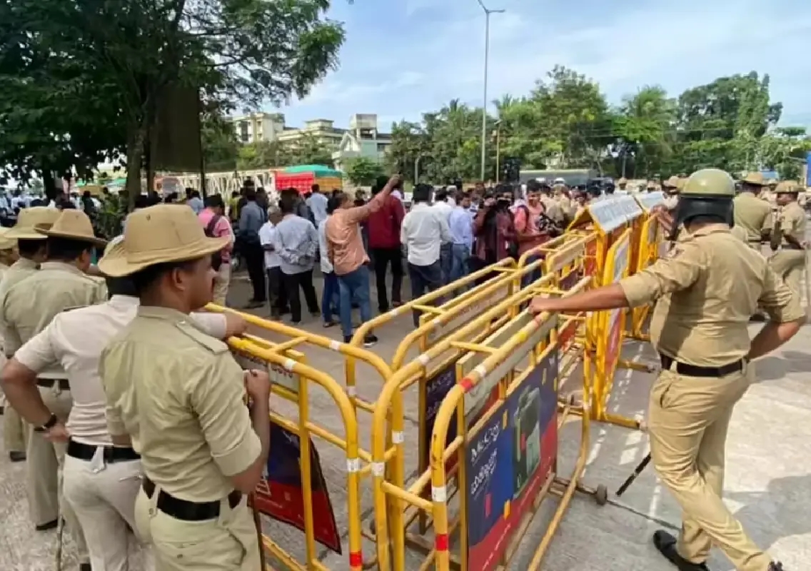 Mangaluru residents protest toll collection amid unsafe road conditions - News Karnataka