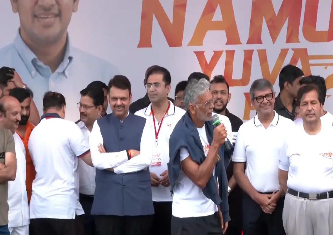 Milind Soman, CM Fadnavis flag off ‘Namo Yuva Run' in Mumbai - News Karnataka