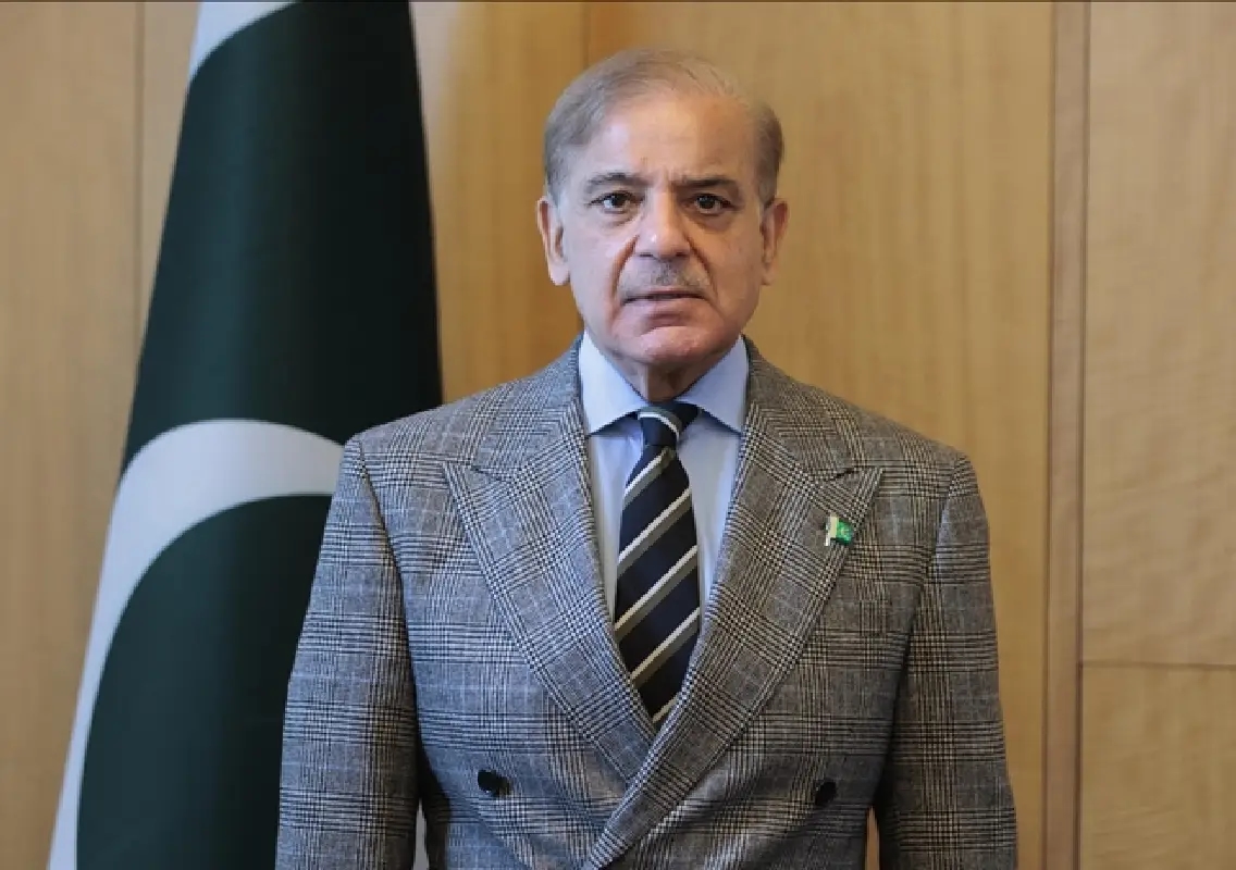 Pakistan PM Shehbaz Sharif fumbles with headset during meeting with Putin - News Karnataka