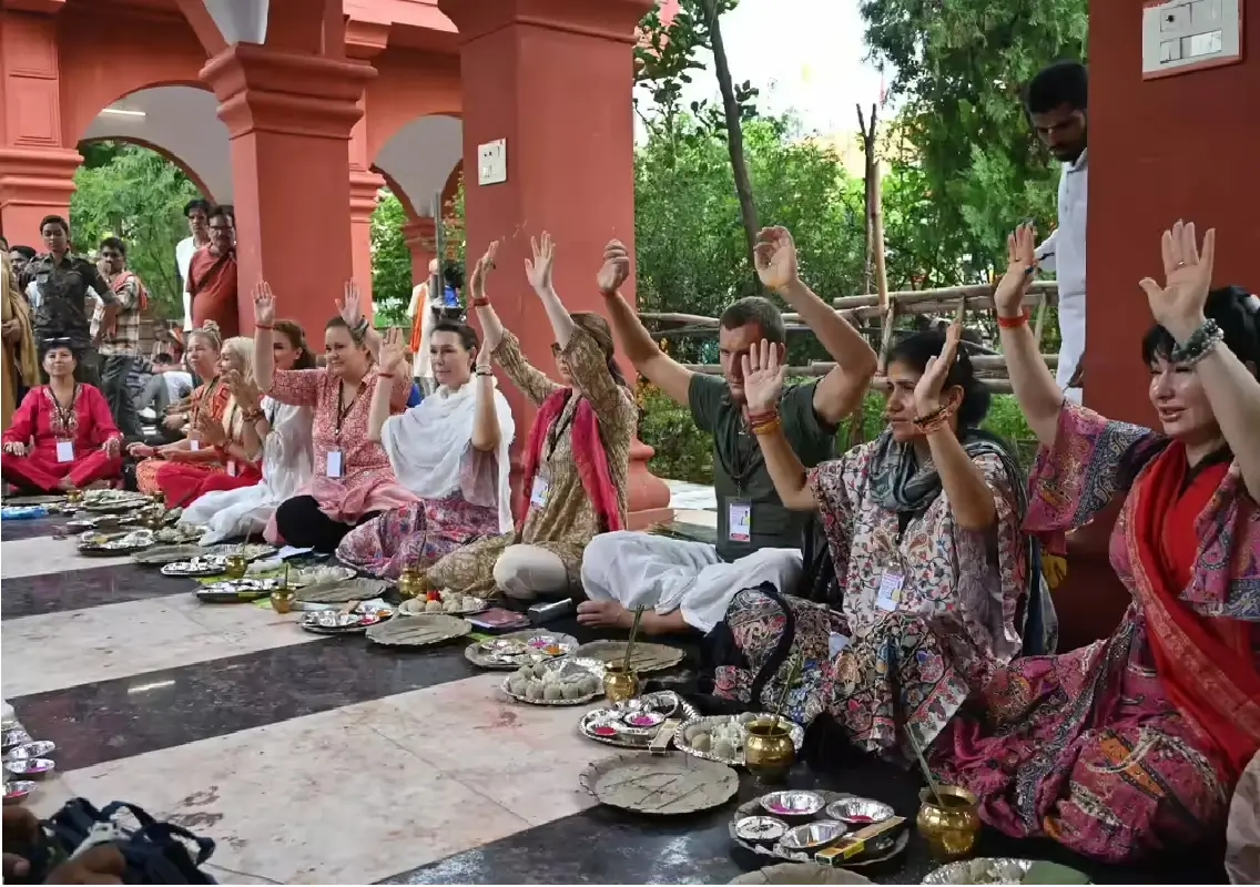 Foreign tourists perform pind daan in Gaya during Pitripaksh - News Karnataka