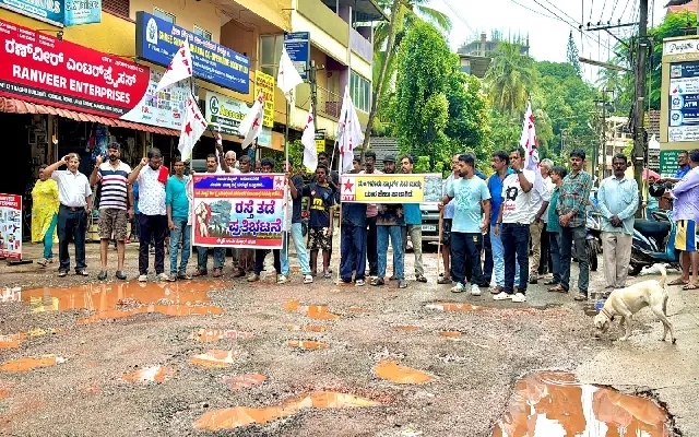 DYFI stages protest demanding urgent repair of Urvastor road in Mangaluru - News Karnataka