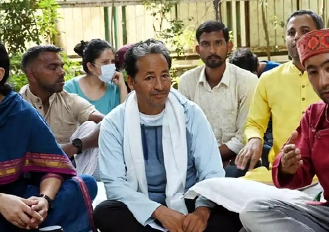 Sonam Wangchuk ends 15-day hunger strike as Ladakh protests turn violent - News Karnataka