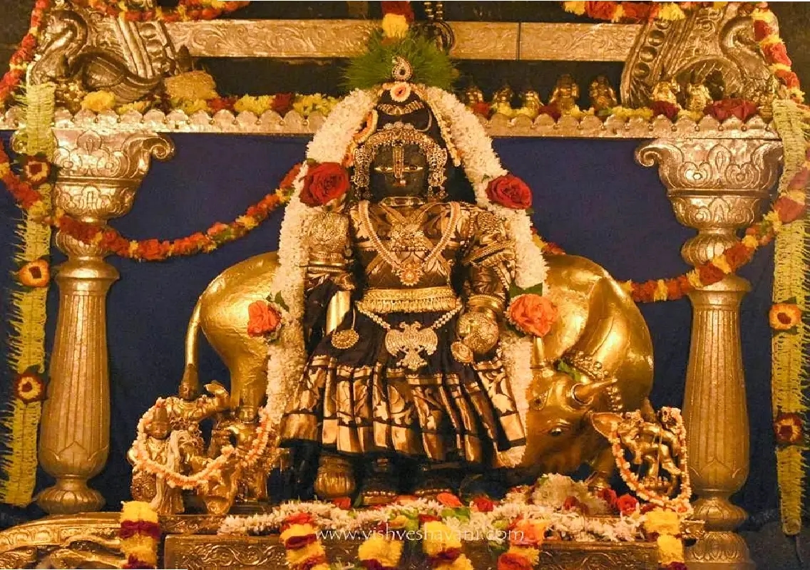 Paryaya Puttige Swamiji offers midnight Arghya at Sri Krishna Math - News Karnataka