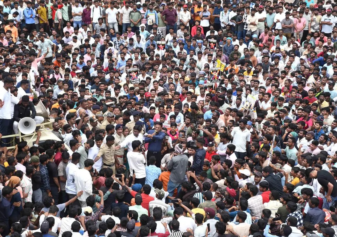 Thousands protest in demanding higher age limit for Karnataka police recruitment - News Karnataka