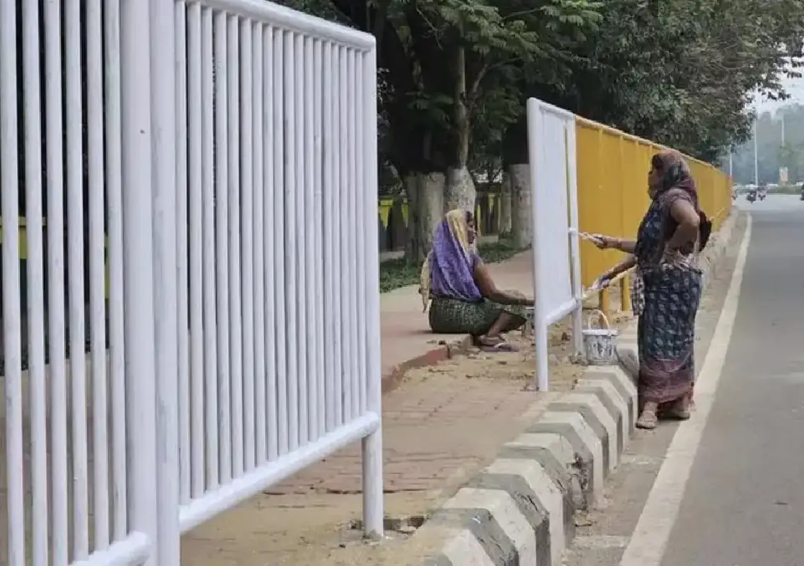 Whitefield residents protest steel barricades on Main Road, cite pedestrian risks - News Karnataka