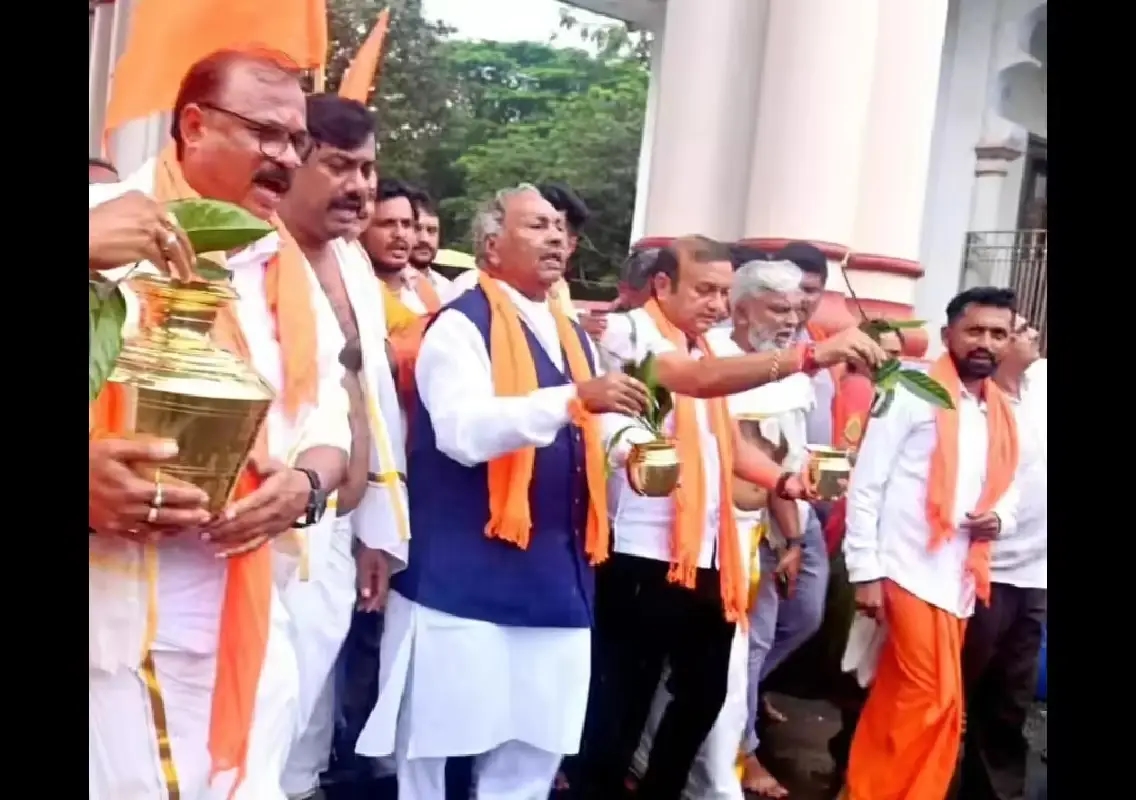 Leaders, devotees rally in support of Dharmasthala Dharmadhikari - News Karnataka