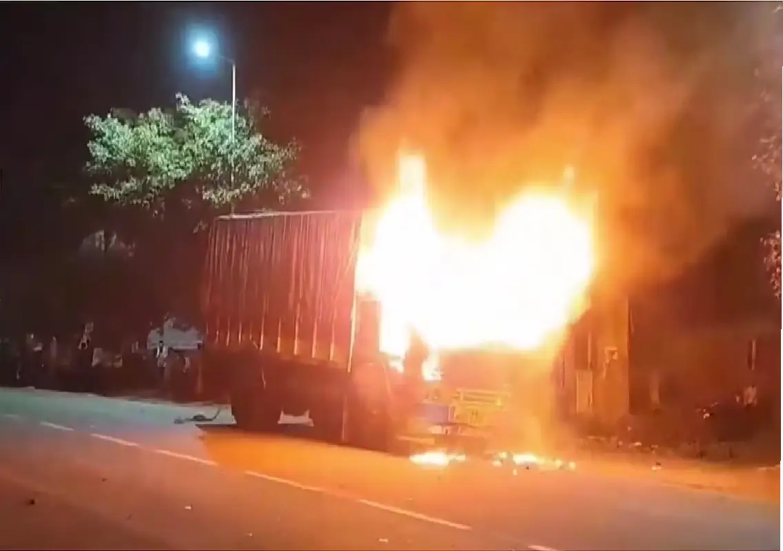 VHP, Bajrang Dal set truck on fire over alleged beef transport in Karnataka - News Karnataka