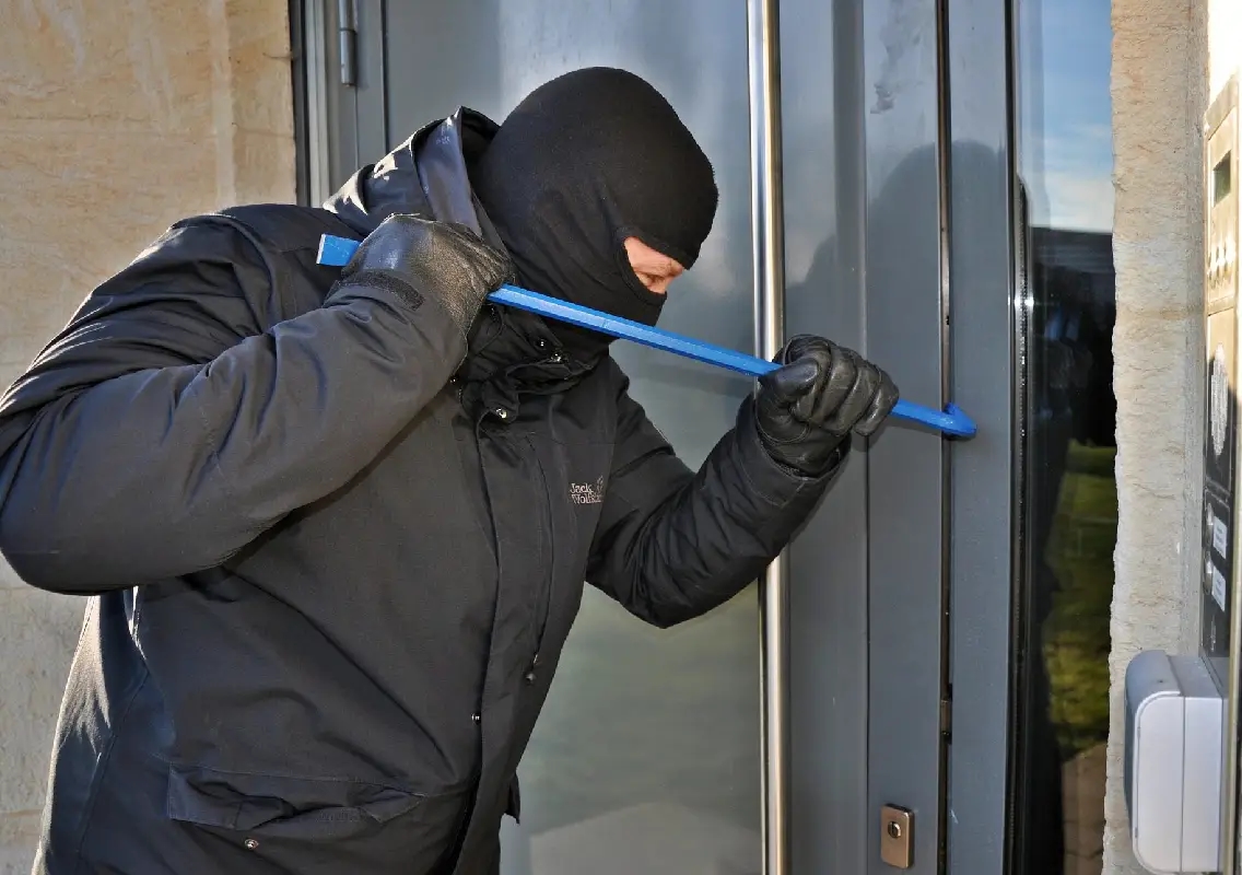 Masked robbers loot cash and gold worth crores in Vijayapura bank heist - News Karnataka