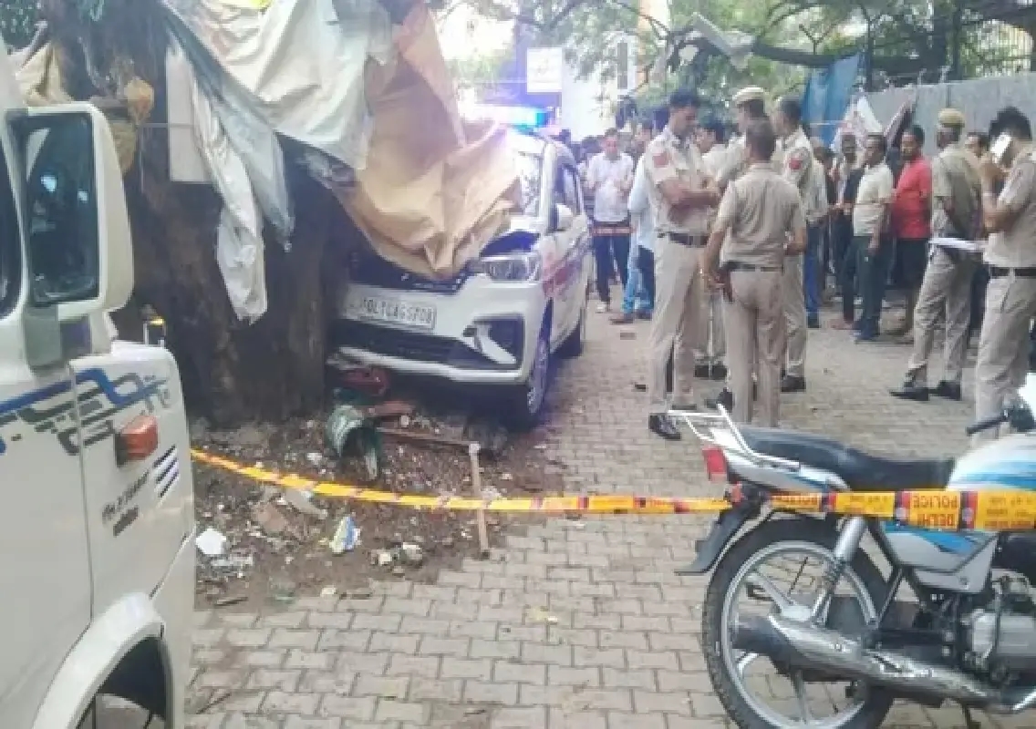 Delhi Police PCR van's accident leaves tea seller dead - News Karnataka