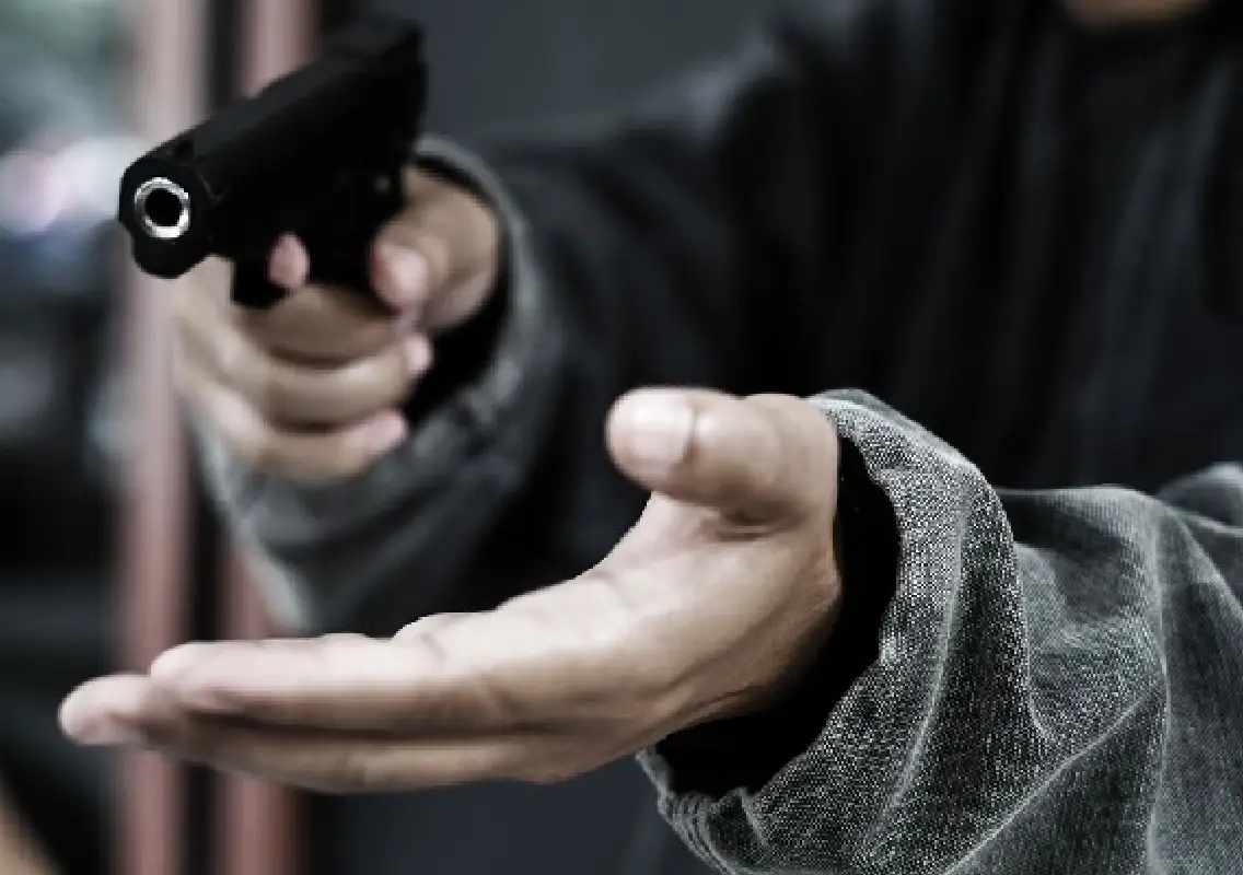₹80 lakh robbed from steel shop in Kochi’s Kundannur at gunpoint - News Karnataka