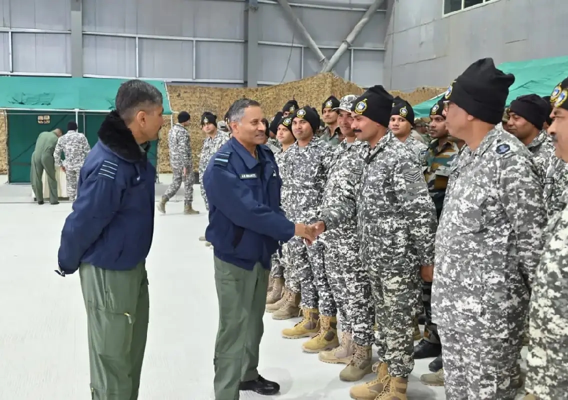 Air Chief Marshal AP Singh celebrates Diwali with troops in Ladakh; Deputy Air Chief visits Siachen - News Karnataka