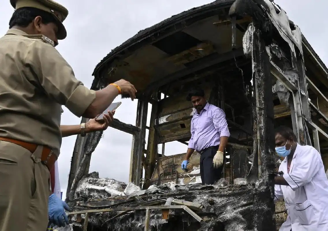 At least 20 killed as Bengaluru-bound bus catches fire after bike collision near Kurnool - News Karnataka