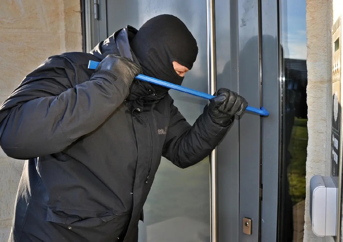 Burglars loot Bengaluru businessman’s home, valuables worth Rs 21 lakh stolen - News Karnataka