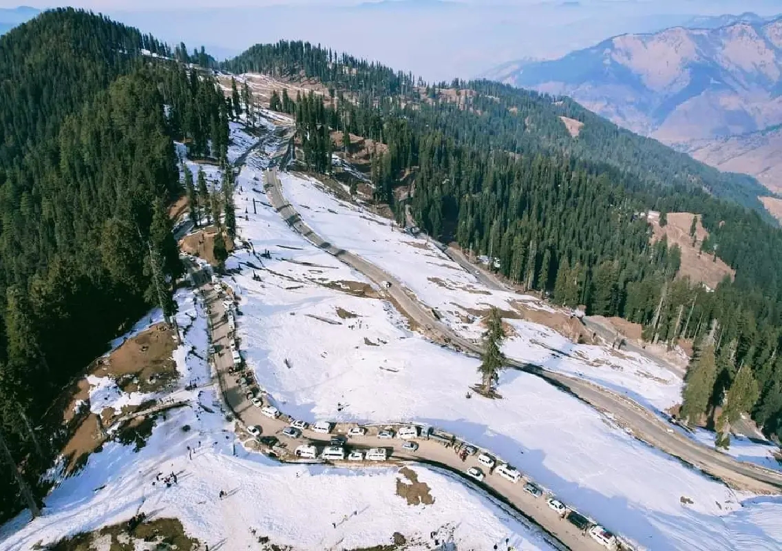 Jammu Kashmir sees first snowfall of the season, turns winter wonderland - News Karnataka