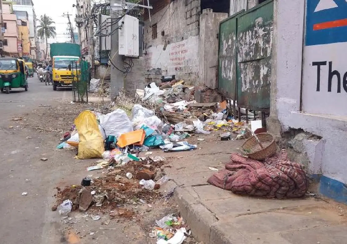 Footpaths on Tavarekere Main Road in Koramangala buried under garbage - News Karnataka