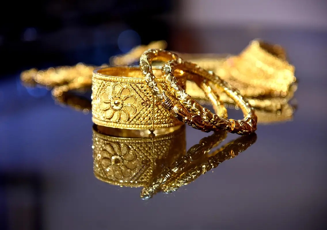 Gold prices in India continue falling during Diwali, 10-gram rate drops ₹7,690 - News Karnataka