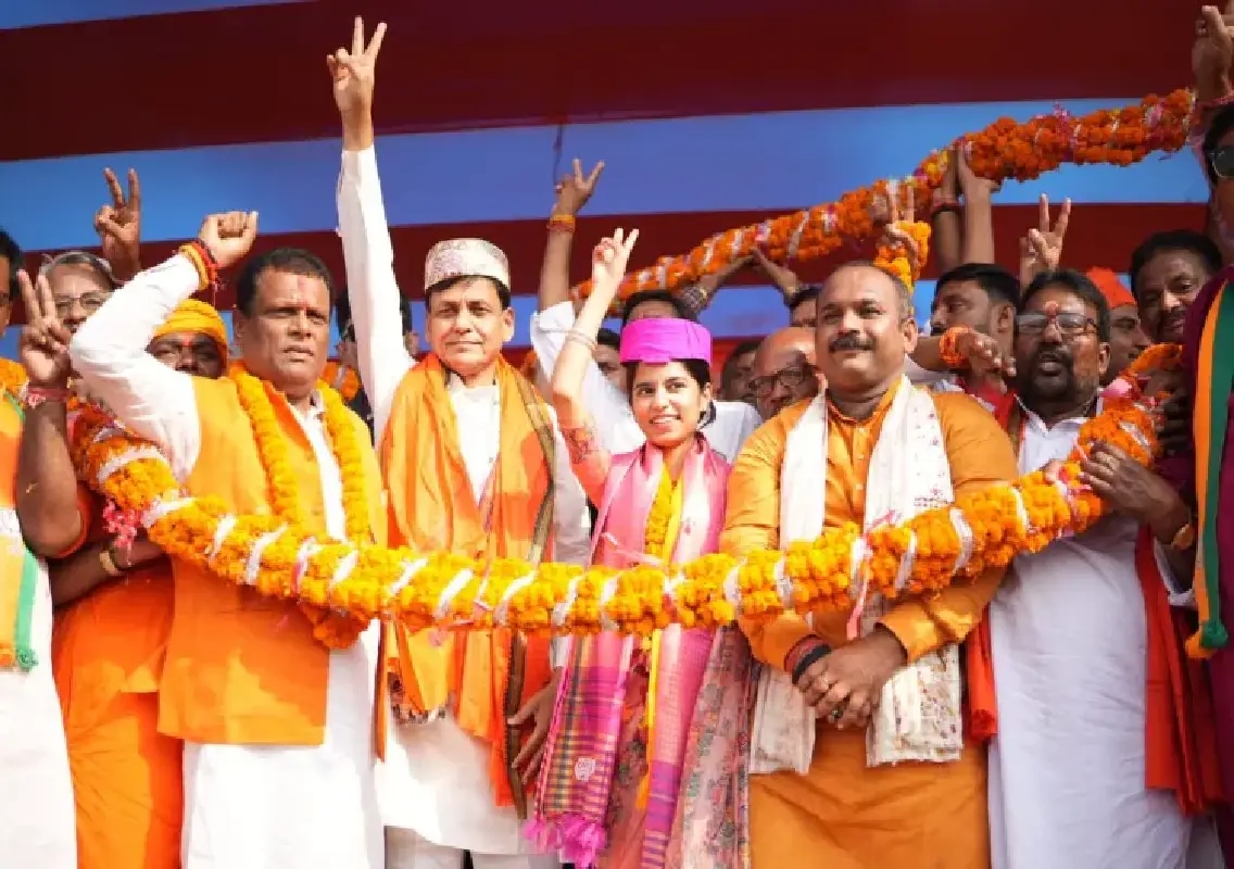 Folk singer Maithili Thakur files nomination from Alinagar as BJP candidate - News Karnataka