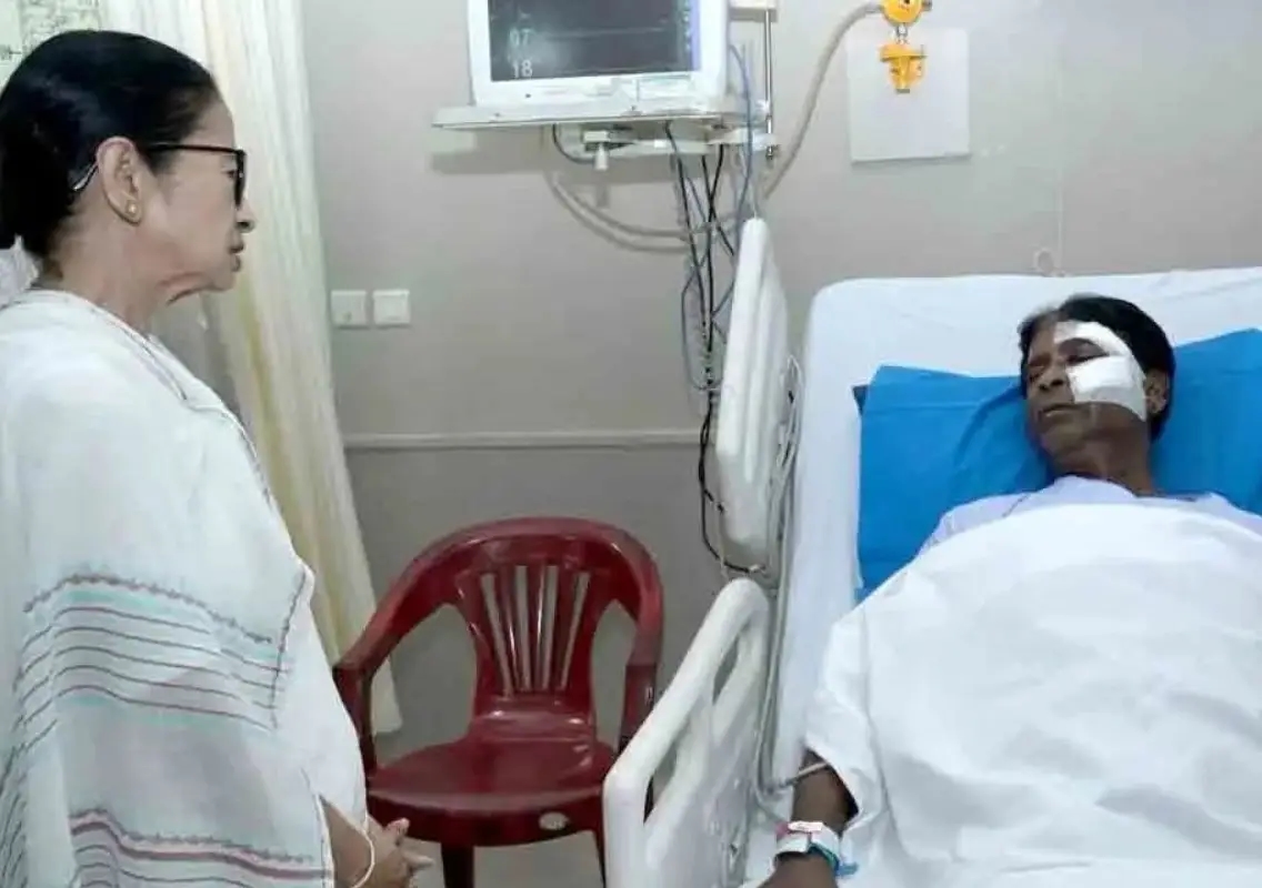 Mamata Banerjee visits injured BJP MP in North Bengal, political tensions rise - News Karnataka