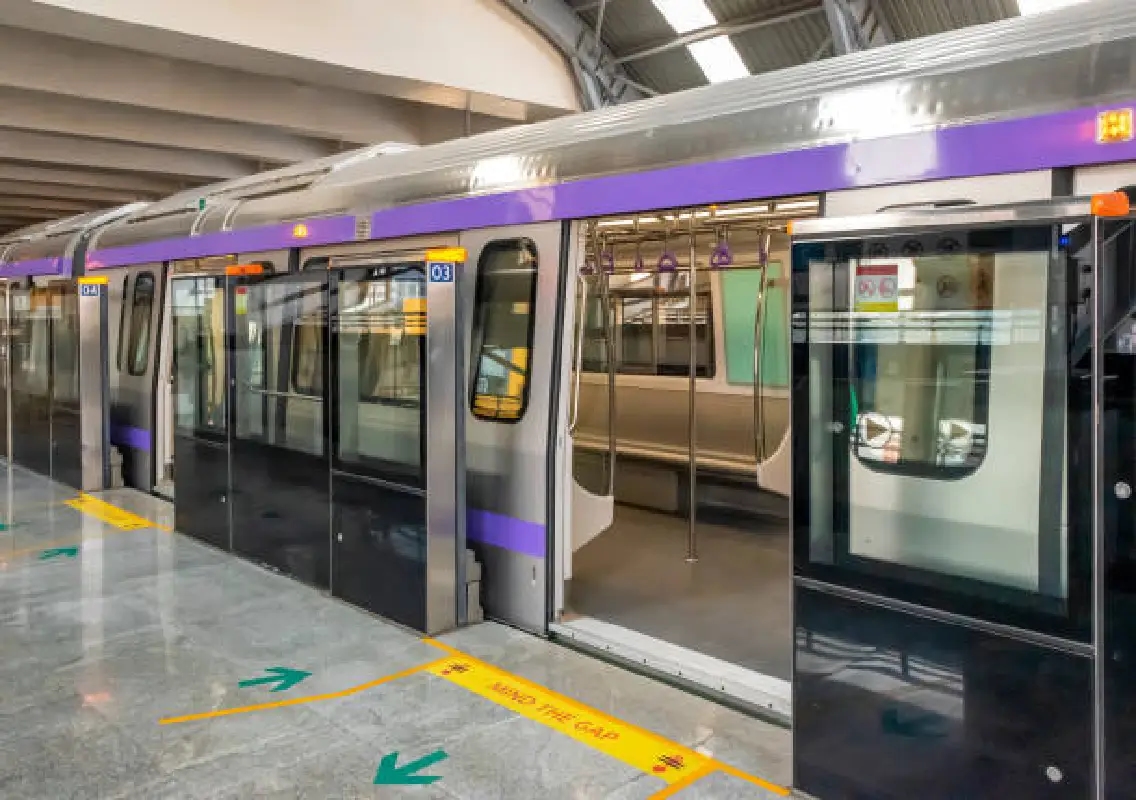 Passenger jumps onto Metro track on Bengaluru Green Line; rescued safely - News Karnataka