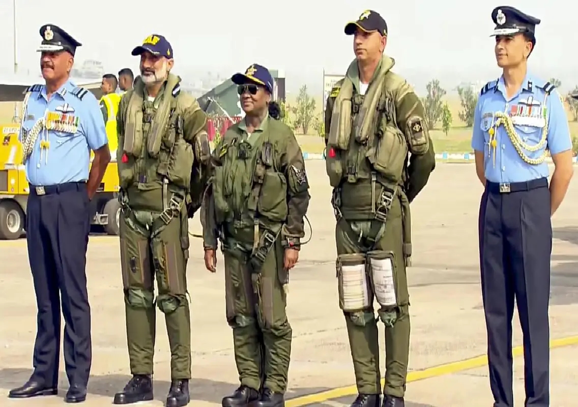 President Murmu takes 30-minute sortie in Rafale fighter jet at Ambala - News Karnataka
