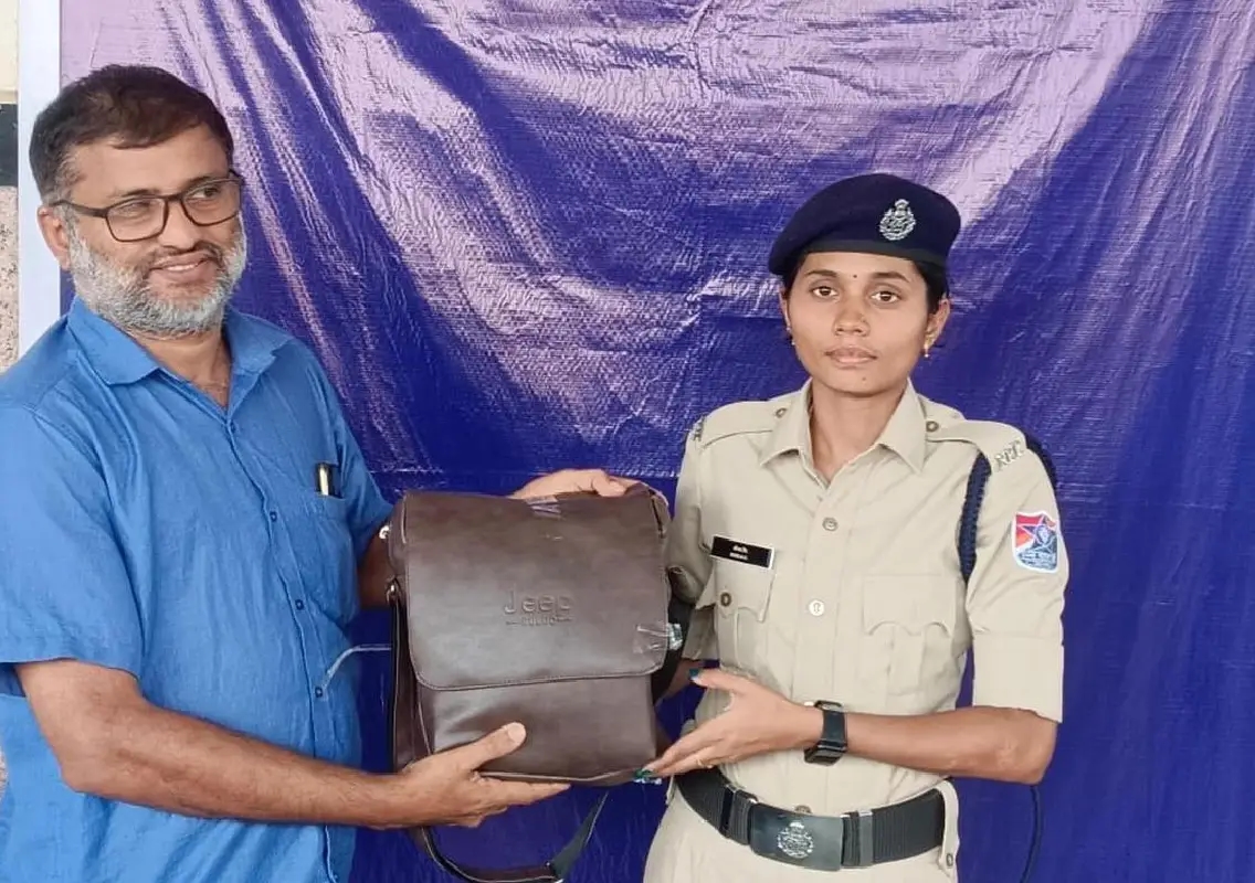 RPF in Mangaluru returns left-behind luggage worth ₹5.92 lakh to owner - News Karnataka