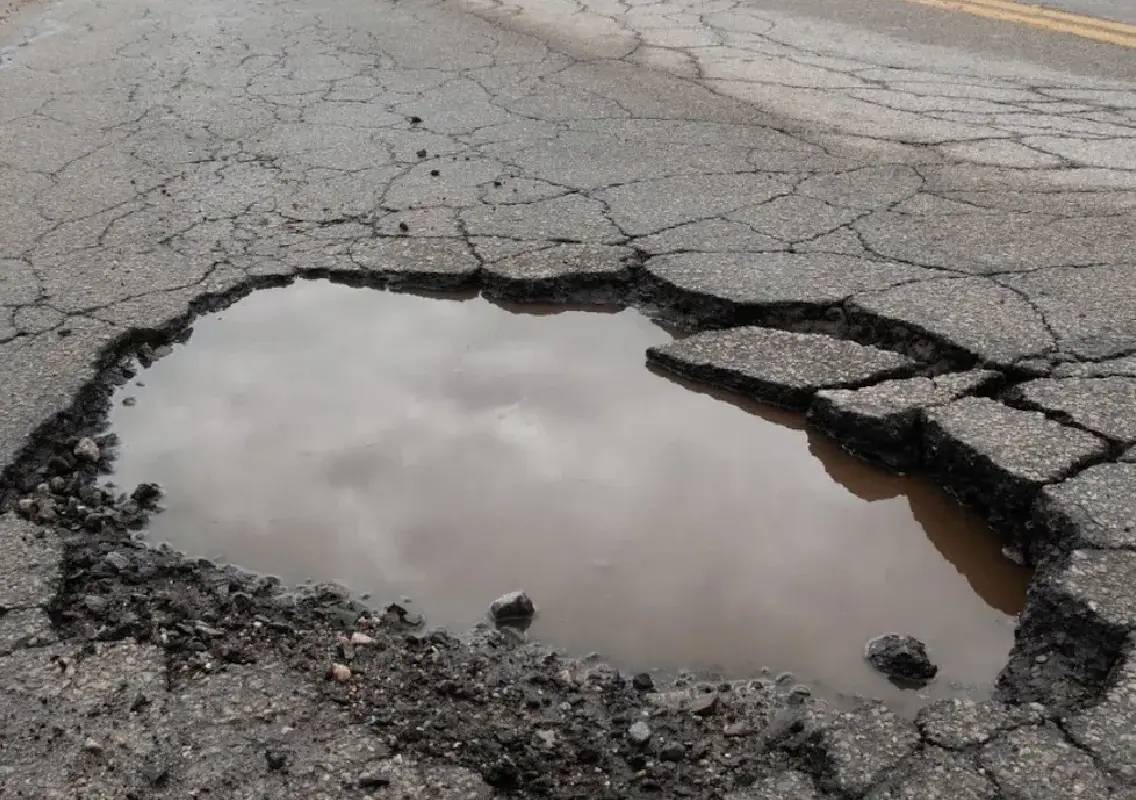 Couple injured after two-wheeler hits pothole in Mangaluru - News Karnataka