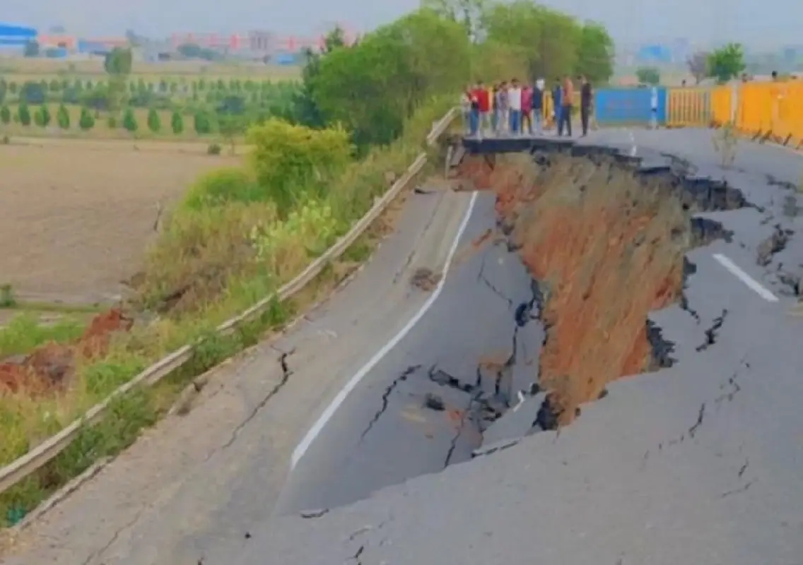 Road collapses near Bhopal, leaving 30-foot crater; probe ordered - News Karnataka