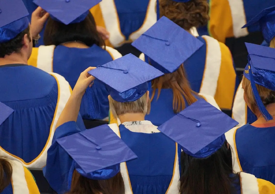Street vendor’s daughter bags 11 gold medals at Bangalore University convocation - News Karnataka