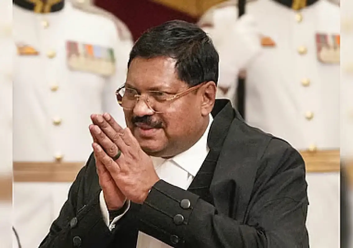 Suspended Lawyer Attempts to Hurl Shoe at CJI Over Khajuraho Idol Ruling - News Karnataka