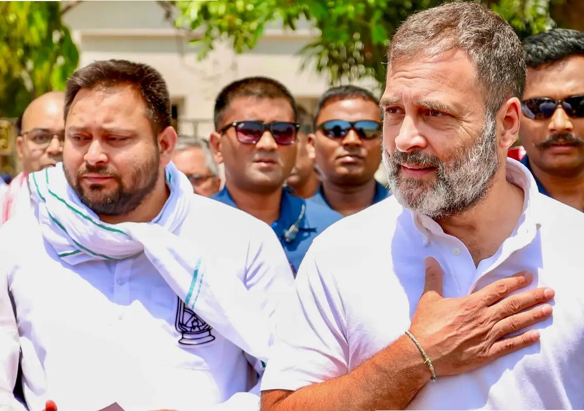 Tejashwi Yadav dominates Grand Alliance manifesto cover, Rahul Gandhi takes back seat - News Karnataka