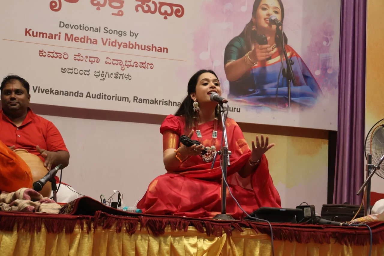 Kumari Medha Vidyabhushan’s devotional songs enchant audience at Ramakrishna Mission, Mangaluru - News Karnataka