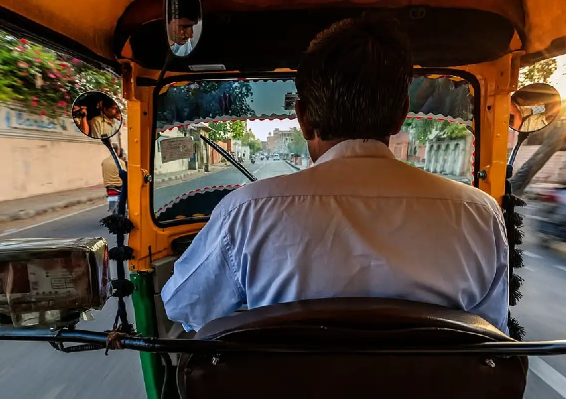 Bengaluru auto-driver rewarded for returning passenger’s earphones via GPay - News Karnataka