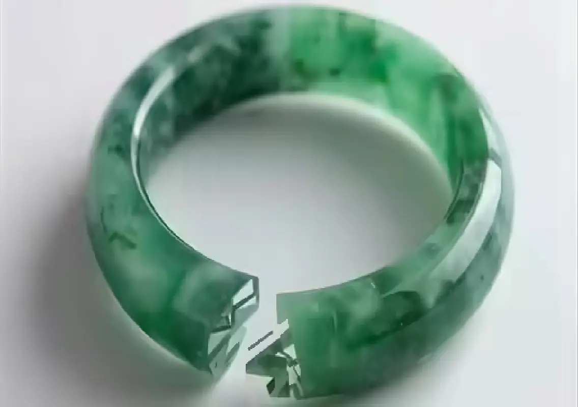 China jewellery shop owner forgives clerk for ₹1.24 crore jade mishap - News Karnataka