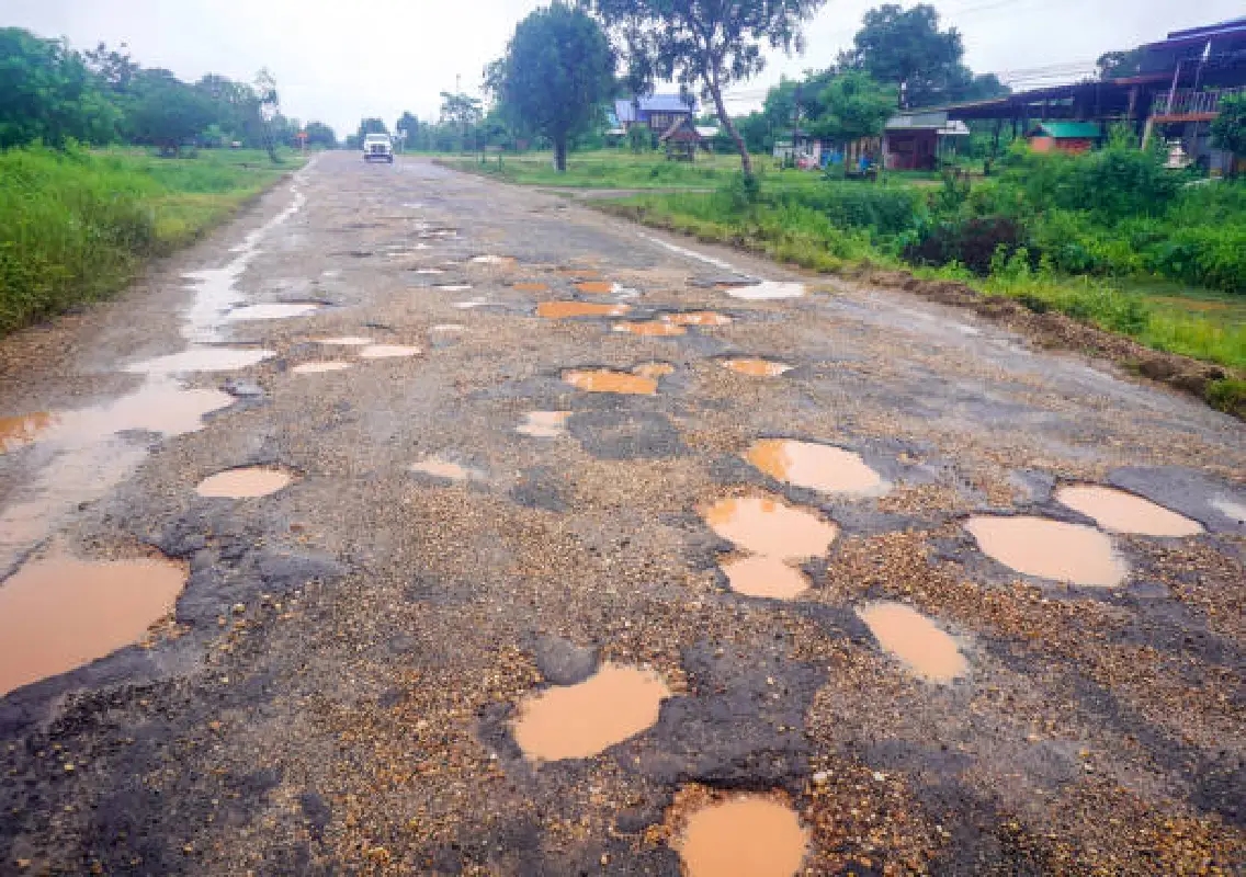 Karnataka’s roads battered by monsoon fury; repair bill may exceed ₹10,000 crore - News Karnataka