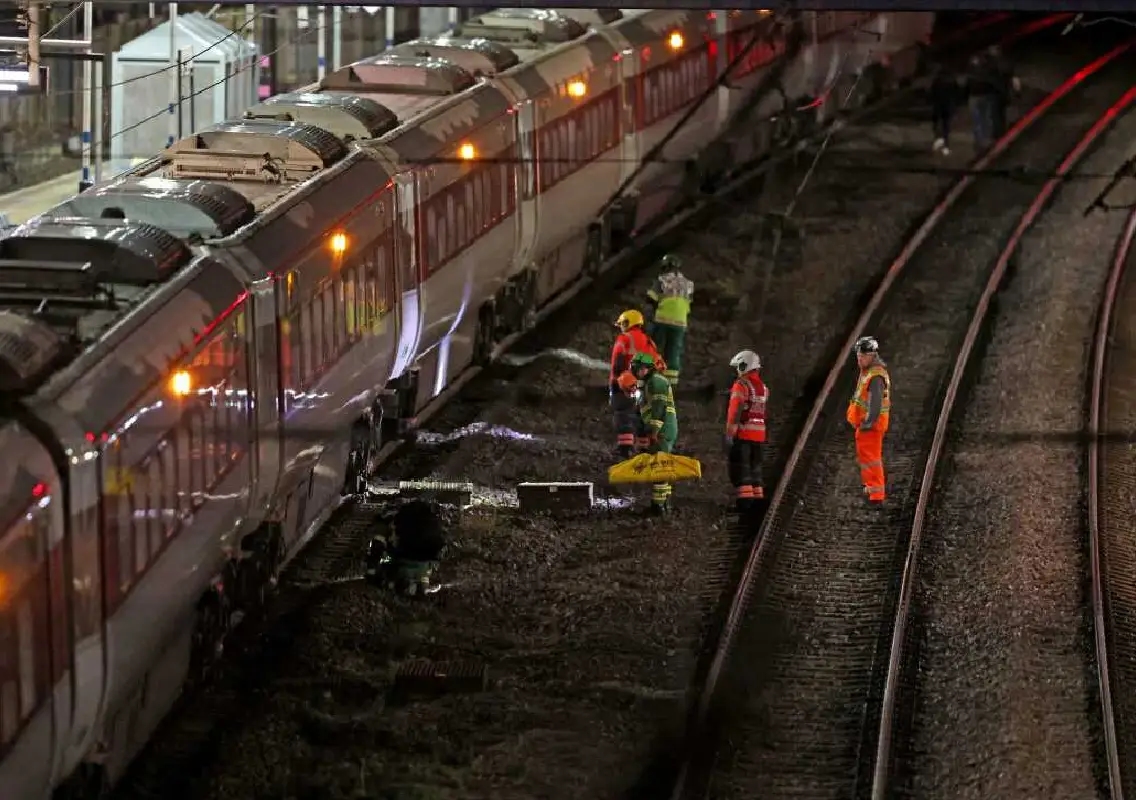 10 Injured, 2 Arrested After Mass Stabbing on London-Bound Train - News Karnataka