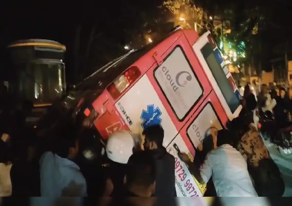 Ambulance rams into motorcycles at Bengaluru signal, kills couple: WATCH - News Karnataka
