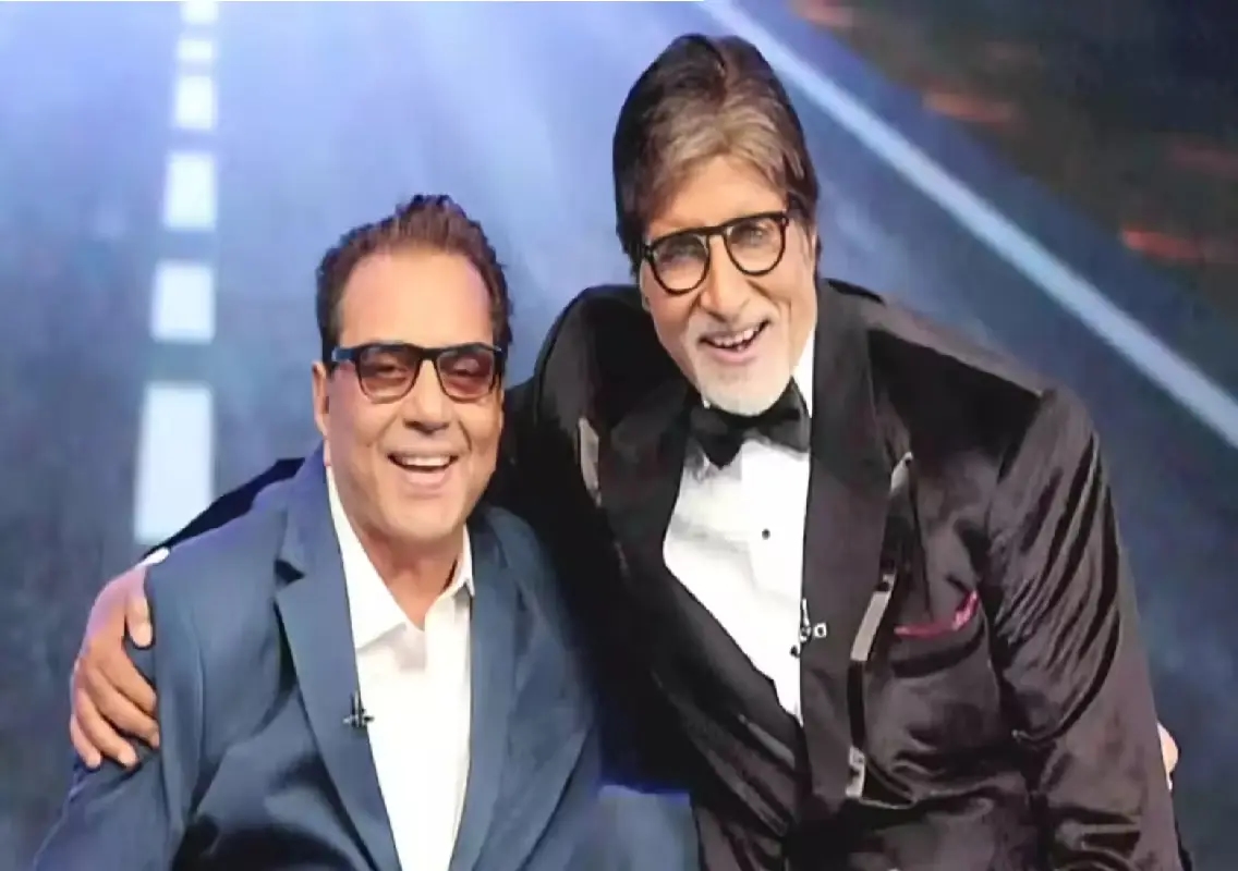 Amitabh Bachchan visits Dharmendra, drives himself to Juhu home - News Karnataka