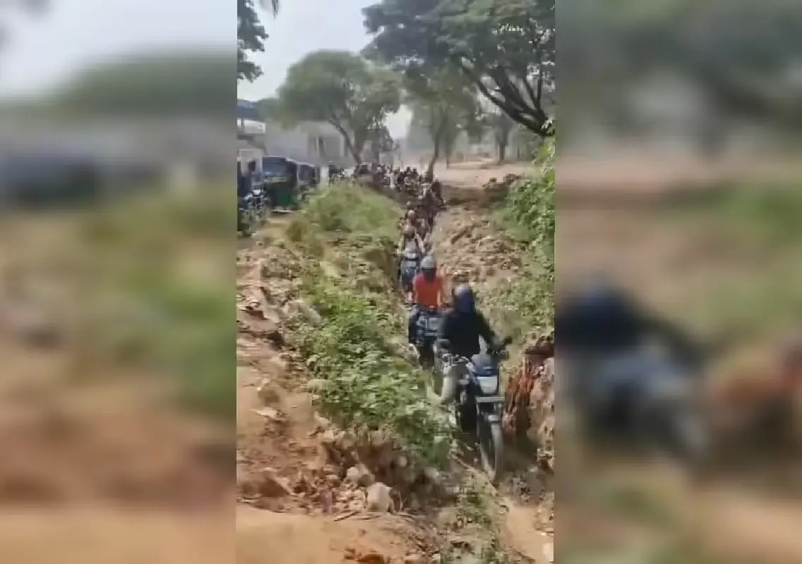 Bengaluru bikers go off-road along railway track to escape Panathur traffic: WATCH - News Karnataka