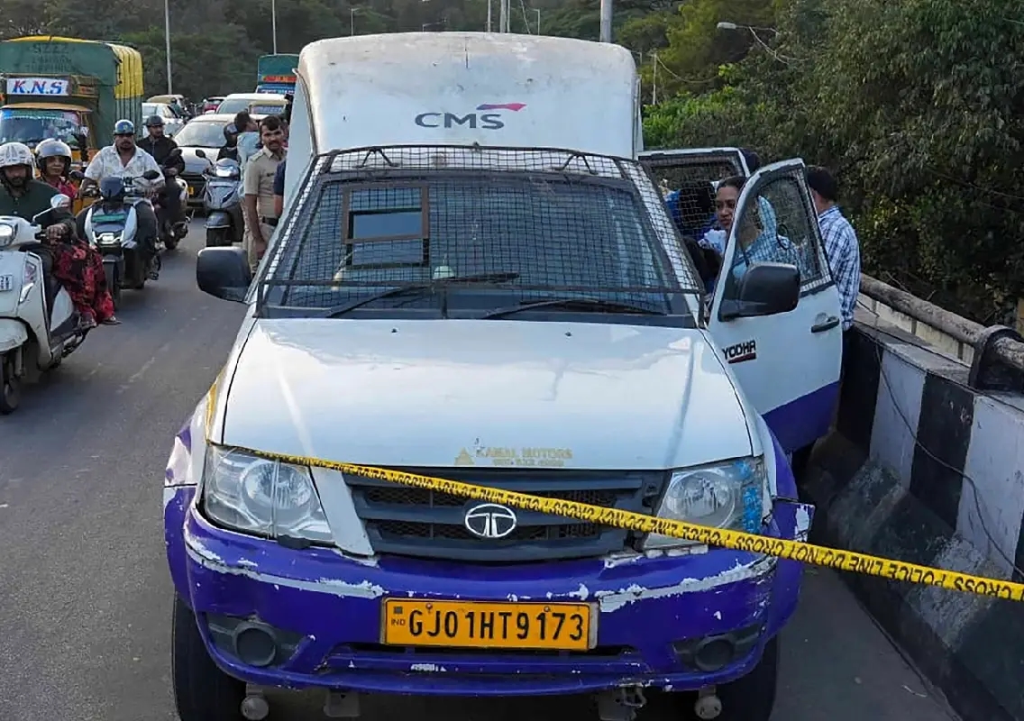 Bengaluru cash van heist: Fake RBI officials flee with ₹7 crore:WATCH CCTV footage - News Karnataka