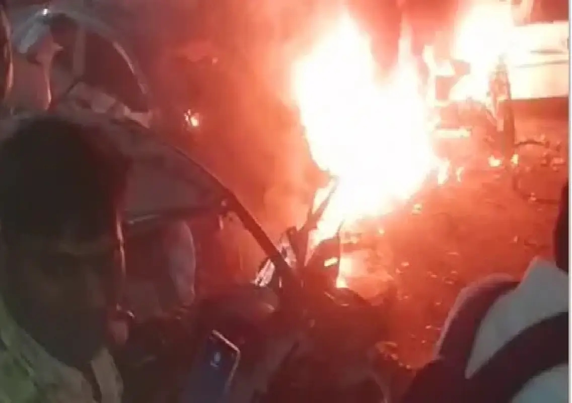 Car blast near Red Fort triggers panic in Delhi; one dead, several feared injured: WATCH - News Karnataka