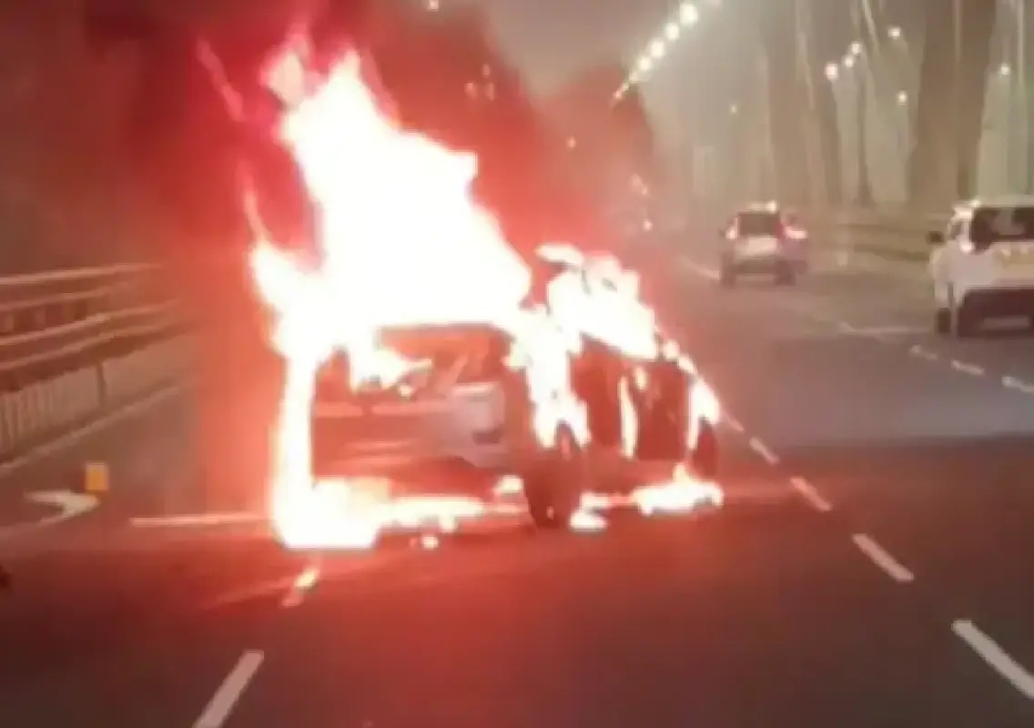 Car bursts into flames after high-speed crash on Bandra-Worli Sea Link: WATCH - News Karnataka