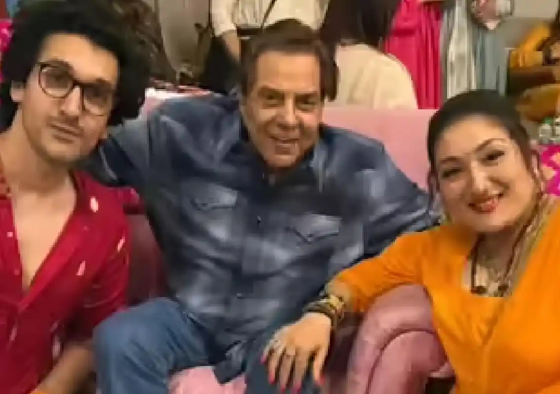 Sunita Ahuja recalls last meet with Dharmendra, calls him her first crush - News Karnataka