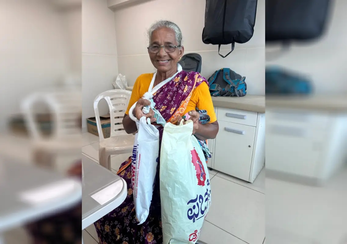 Elderly Mangalore flower seller thanks cardiologist with homegrown spinach - News Karnataka